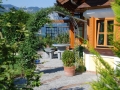 Zugang zum Haus, Rosenbogen, Pflasterfläche aus Granitwürfel