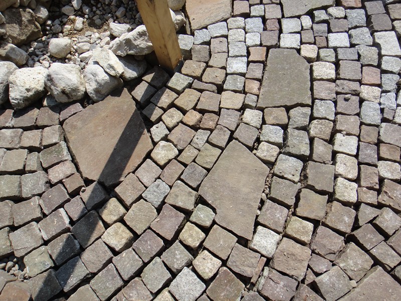 Pflasterflaeche-gemischt-Prophyrplatten-und-Porphyrwuerfel