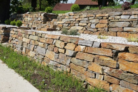 Trockenmauer aus Stainzer Gneis