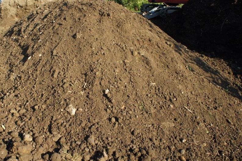 Hügelbeet - grob gesiebter Gartenboden bzw Oberboden noch locker aufbeschüttet wird im Anschluss festgedrückt
